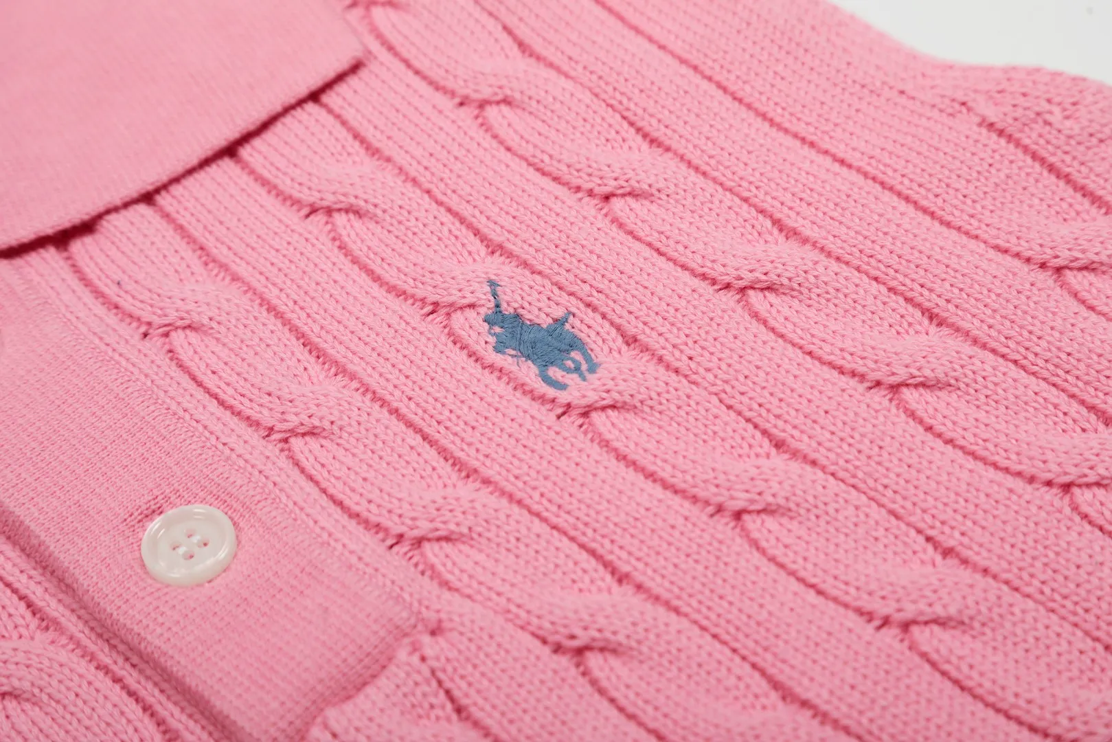 P166 💰 "Top quality" Style number: DS023# (not off the shelves all year round) [Ralph Lauren POLO lapel solid color pony embroidered logo knitted vest short sleeves] ✅Ralph Lauren Ralph Lauren classic basic versatile all-season cardigan knitted POLO vest vest short sleeves ✅Main supplier platform live broadcast Wholesale entity Replacement when out of stock Not off the shelf ✅ZP quality 1:1 version Scan the code to enter the GF website Counter quality ✅Details and quality are the only one in Guangzhou. Imported quality cotton yarn, focusing on high-end, cost-effective. Needless to say good quality. ✅Restore the original version. The maximum size can be worn up to 150 pounds. Loose, comfortable and stress-free. Olive green, denim blue, Chinese red